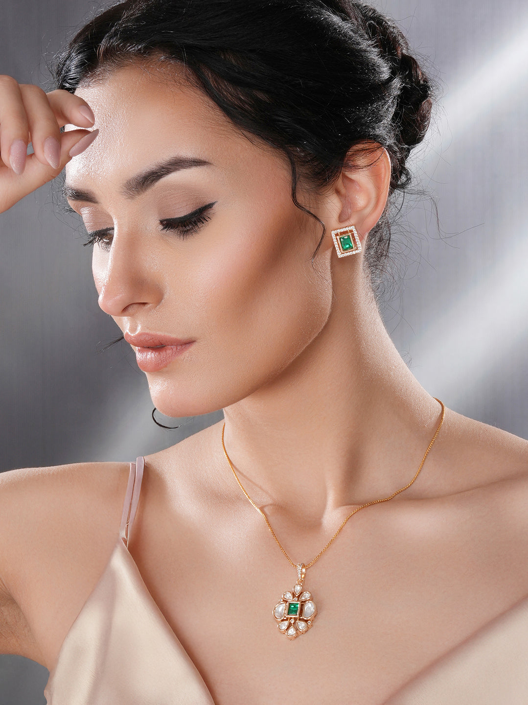 Gold Toned Green Emerald Kundan Studded Floral Locket Pendant Jewellery Set